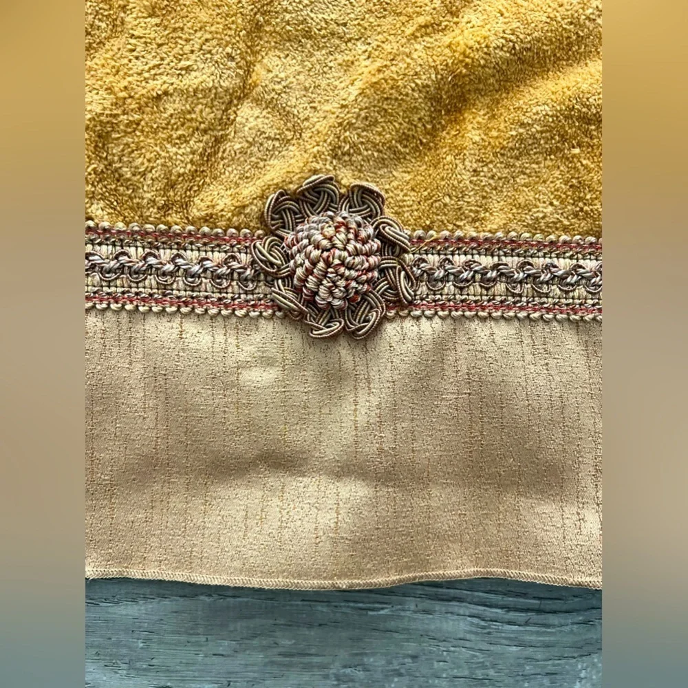Avanti Vintage Bathroom Towel Set Golden Tan embroidered Bath Hand Wash Cloth - Picture 3 of 4